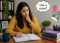 Pessoa escrevendo em um caderno com expressão de dúvida sobre o uso da crase.