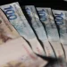 Cédulas de duzentos e cem reais em destaque representando o pagamento do 13º salário dos aposentados e pensionistas do INSS
