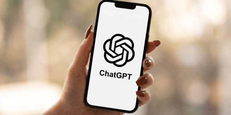 Aplicativo ChatGPT da OpenAI exibido em smartphone.