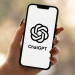 Aplicativo ChatGPT da OpenAI exibido em smartphone.