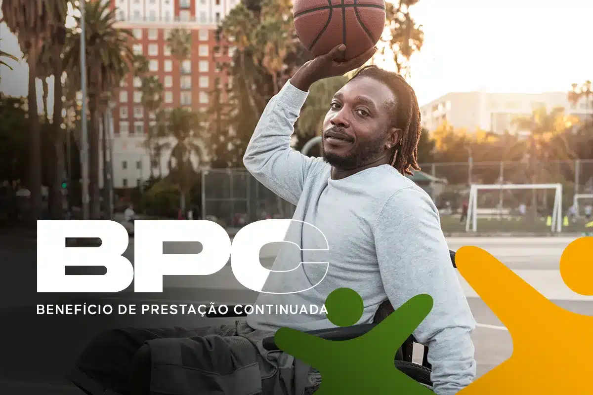 Pessoa com deficiência em cadeira de rodas praticando basquete ao ar livre com referência ao BPC – Benefício de Prestação Continuada.