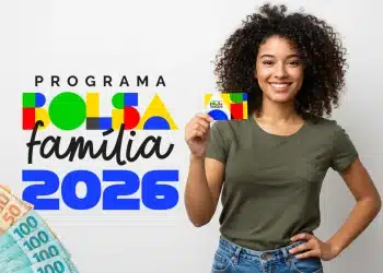 Mulher segurando cartão do Bolsa Família 2026 ao lado de cédulas de real, representando os valores pagos pelo programa.