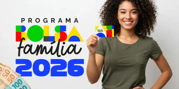 Mulher segurando cartão do Bolsa Família 2026 ao lado de cédulas de real, representando os valores pagos pelo programa.