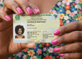 Mulher exibe nova carteira de identidade do Brasil.