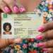 Mulher exibe nova carteira de identidade do Brasil.