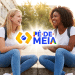 Duas meninas sorrindo e logo do Pé-de-Meia em destaque.
