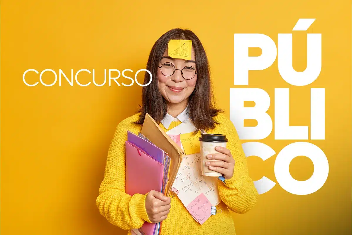 Jovem segurando pastas, café e anotações, sorrindo, cenário amarelo, “Concurso Público” ao fundo.