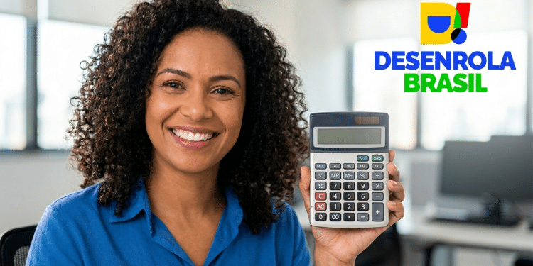 Mulher jovem de cabelo cacheado sorri enquanto segura calculadora ao lado do logo Desenrola Brasil.