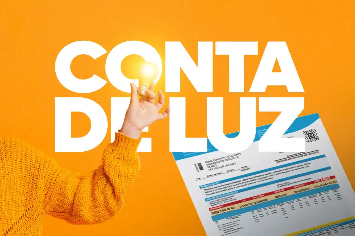 Mão segurando lâmpada acesa, fundo laranja e conta de energia elétrica com texto grande "CONTA DE LUZ".