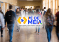 Grupo de adolescentes caminhando em corredor escolar com logo do Pé-de-Meia em destaque.
