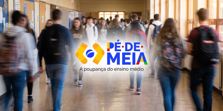 Grupo de adolescentes caminhando em corredor escolar com logo do Pé-de-Meia em destaque.