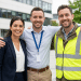 Equipe profissional diversificada unida em ambiente corporativo.