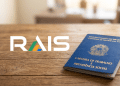 RAIS 2026 e Carteira de Trabalho sobre mesa de madeira.