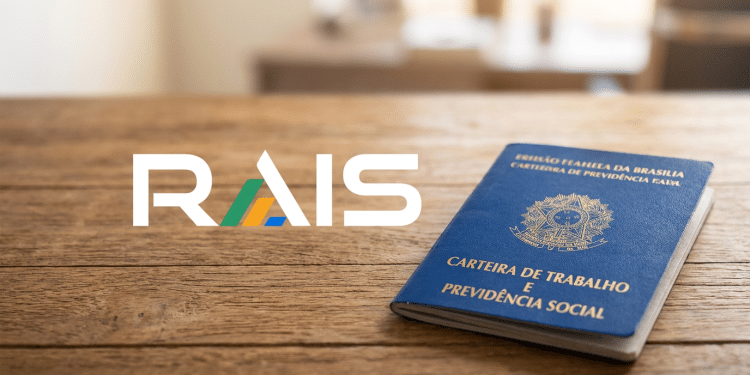 RAIS 2026 e Carteira de Trabalho sobre mesa de madeira.