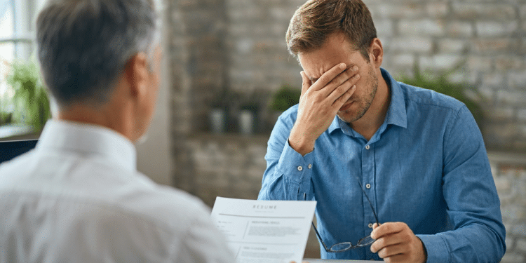Homem frustrado ao ser mandado embora do emprego.