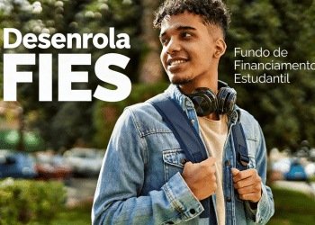 Jovem sorrindo ao ar livre com fone de ouvido no pescoço e mochila, texto Desenrola FIES destaque.