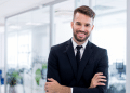 Jovem advogado sorrindo em ambiente de trabalho.