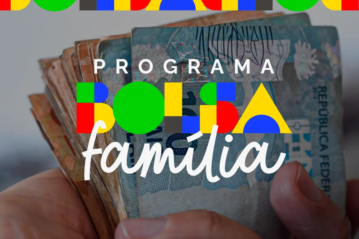 Logo do programa Bolsa Família em destaque sobre notas de dinheiro brasileiro.