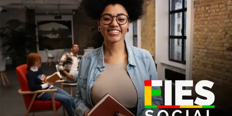 Estudante segurando caderno em ambiente acadêmico com logo do Fies Social, em referência ao edital de adesão do Fies 2026.