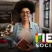 Estudante segurando caderno em ambiente acadêmico com logo do Fies Social, em referência ao edital de adesão do Fies 2026.