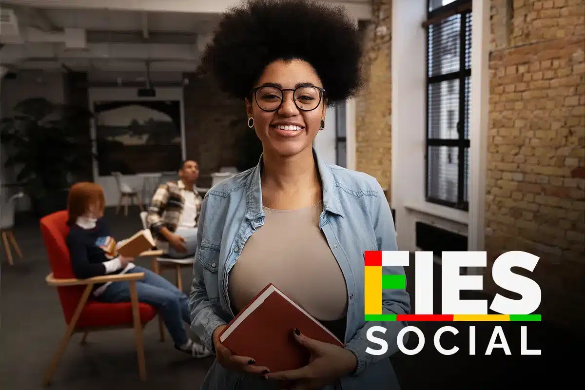 Estudante sorridente ao lado da logo do Fies Social.