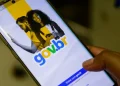 Pessoa utilizando o aplicativo GOV.BR em smartphone para acessar informações sobre a versão digital da Carteira de Identidade Nacional (CIN).