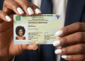 Mulher exibe carteira de identidade nacional do Brasil com destaque para documento moderno.
