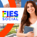 Mulher segurando livros e sorrindo ao lado da logo do Fies Social.