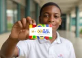 Jovem exibindo cartão do programa Pé-de-Meia.