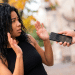 Mulher assustada enquanto homem rouba seu celular.