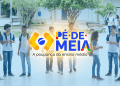 Grupo de jovens estudantes conversando em pátio escolar com logo Pé-de-Meia ao centro.