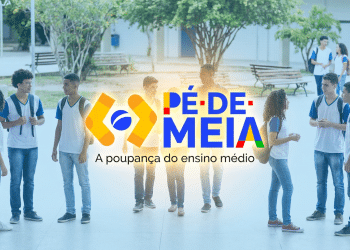 Grupo de jovens estudantes conversando em pátio escolar com logo Pé-de-Meia ao centro.