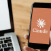 Logo do Claude exibido em smartphone ao lado de notebook.