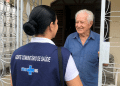 Visita domiciliar de agente comunitária de saúde do SUS atende idoso.