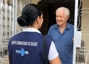 Visita domiciliar de agente comunitária de saúde do SUS atende idoso.