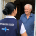 Visita domiciliar de agente comunitária de saúde do SUS atende idoso.