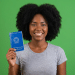Jovem negra exibe carteira de trabalho e previdência social.