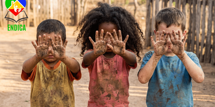 Crianças exibindo mãos sujas, remetendo ao trabalho infantil.