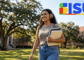Estudante sorridente caminha com livros em campus universitário com logo do SISU.