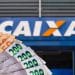 Leque de notas de R$ 50 e R$ 200 em frente a uma agência da Caixa, em imagem que ilustra o pagamento do Abono Salarial PIS/Pasep de 2026