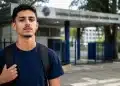 Estudante em frente a faculdade, representando o período de adesão das instituições ao Fies.