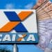 Letreiro de agência da Caixa ao lado de cédulas de R$ 50 e R$ 200, referência ao pagamento do Bolsa Família.