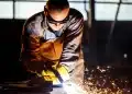 Profissional de soldagem usando equipamento de proteção, simbolizando trabalhadores expostos a riscos que podem solicitar aposentadoria especial do INSS.