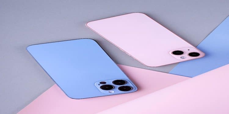 Dois iPhones vistos de costas, com destaque para os conjuntos de câmeras, ilustrando os avanços esperados no iPhone 18 Pro