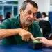 Segurado do INSS realiza cadastro de biometria em scanner digital durante atendimento, representando as novas regras para o cadastramento biométrico.