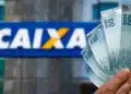 Cédulas de R$ 100 em frente a uma agência da Caixa Econômica Federal ilustram o pagamento de R$ 1.050 do Bolsa Família.