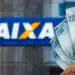 Cédulas de R$ 100 em frente a uma agência da Caixa Econômica Federal ilustram o pagamento de R$ 1.050 do Bolsa Família.