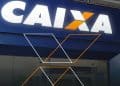 Fachada de uma agência da Caixa Econômica Federal com o letreiro CAIXA em destaque, ilustrando a possível antecipação do pagamento do Bolsa Família
