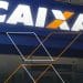 Fachada de uma agência da Caixa Econômica Federal com o letreiro CAIXA em destaque, ilustrando a possível antecipação do pagamento do Bolsa Família