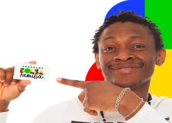 Homem sorrindo segura e aponta para um cartão do Programa Bolsa Família, em referência ao pagamento de junho de 2026, que pode chegar a R$ 1.000 conforme a composição da família
